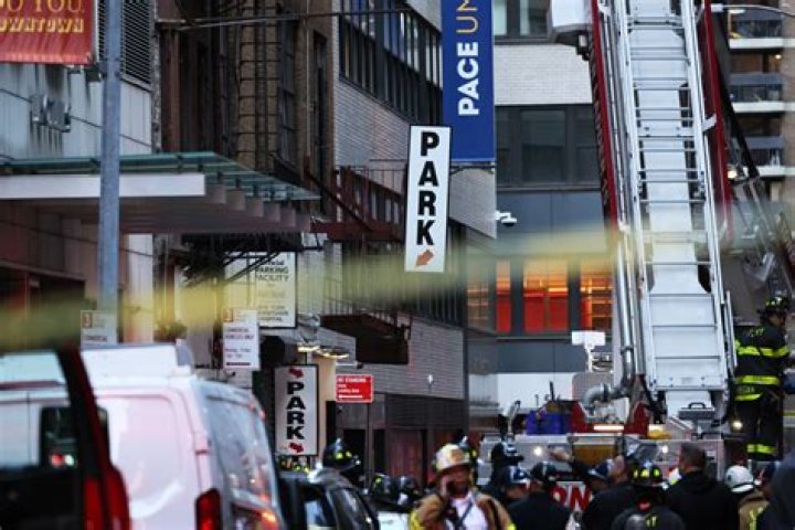 Cámara captó derrumbe de espacio de estacionamiento en Manhattan desde el interior de la estructura